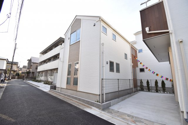 【外観】 | 板橋区西台１丁目 新築戸建 | ～完成済 最終１棟　即内覧可～
■公道２面接道で日当たり良好