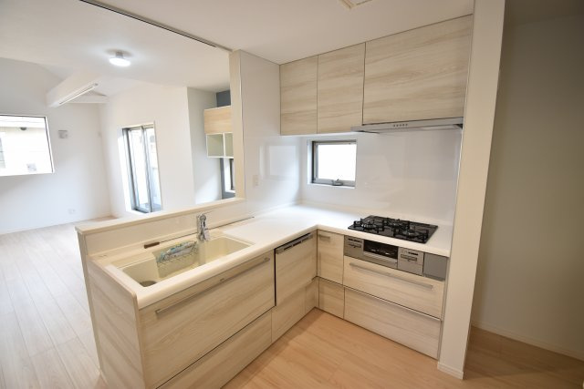 【キッチン】 | 板橋区西台１丁目 新築戸建 | ～完成済 最終１棟　即内覧可～
■公道２面接道で日当たり良好