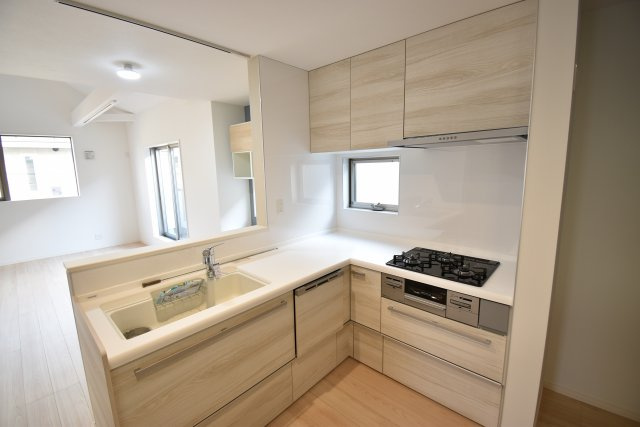 【キッチン】 | 板橋区西台１丁目 新築戸建 | ～完成済 最終１棟　即内覧可～
■公道２面接道で日当たり良好