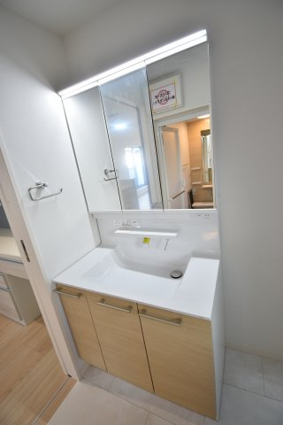 【独立洗面台】 | 板橋区西台１丁目 新築戸建 | ～完成済 最終１棟　即内覧可～
■公道２面接道で日当たり良好