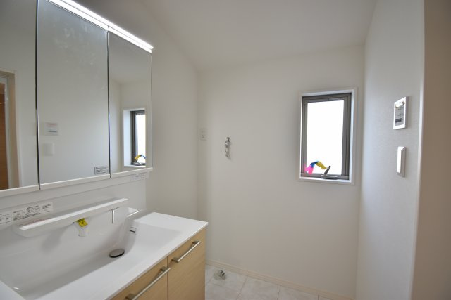 【独立洗面台】 | 板橋区西台１丁目 新築戸建 | ～完成済 最終１棟　即内覧可～
■公道２面接道で日当たり良好