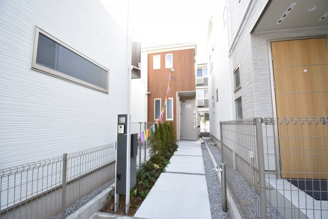 【外観】 | 板橋区西台１丁目 新築戸建 | ～完成済 最終１棟　即内覧可～
■公道２面接道で日当たり良好