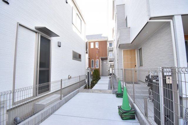 【外観】 | 板橋区西台１丁目 新築戸建 | ～完成済 最終１棟　即内覧可～
■公道２面接道で日当たり良好