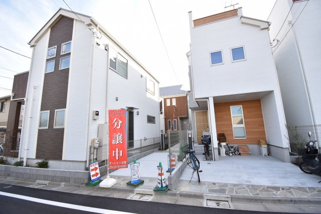 【外観】 | 板橋区西台１丁目 新築戸建 | ～完成済 最終１棟　即内覧可～
■公道２面接道で日当たり良好
