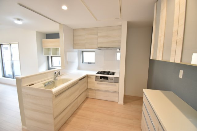 【キッチン】 | 板橋区西台１丁目 新築戸建 | ～完成済 最終１棟　即内覧可～
■公道２面接道で日当たり良好