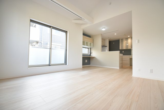 【居間・リビング】 | 板橋区西台１丁目 新築戸建 | ～完成済 最終１棟　即内覧可～
■公道２面接道で日当たり良好