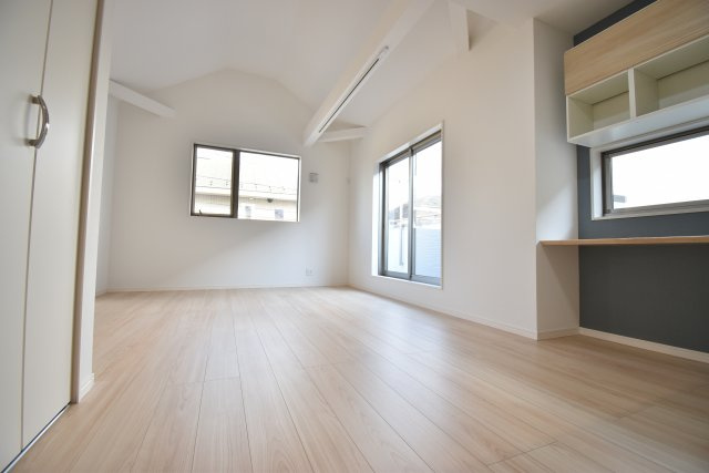 【居間・リビング】 | 板橋区西台１丁目 新築戸建 | ～完成済 最終１棟　即内覧可～
■公道２面接道で日当たり良好