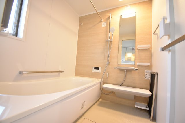 【浴室】 | 板橋区西台１丁目 新築戸建 | ～完成済 最終１棟　即内覧可～
■公道２面接道で日当たり良好