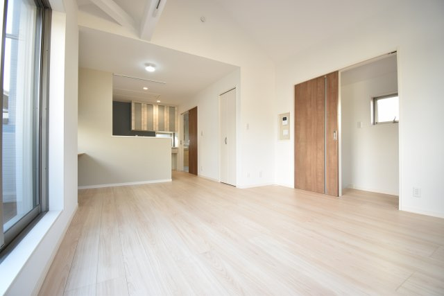 【居間・リビング】 | 板橋区西台１丁目 新築戸建 | ～完成済 最終１棟　即内覧可～
■公道２面接道で日当たり良好