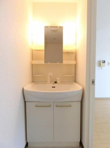 ラビーナ櫛原の洗面所|ゆったりとスペースのある洗面所