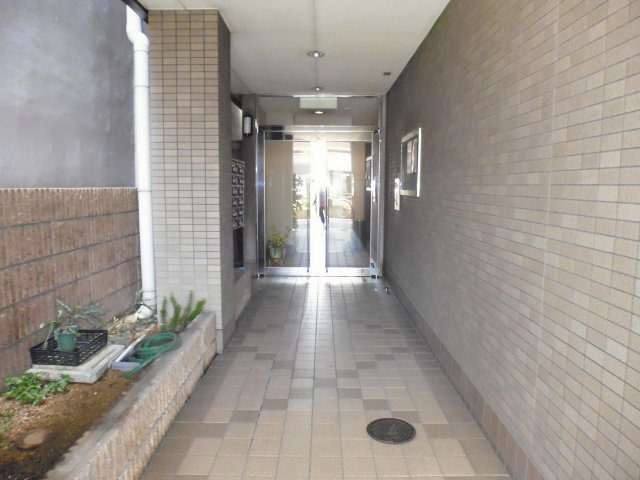 Sキューブほんまちのエントランス