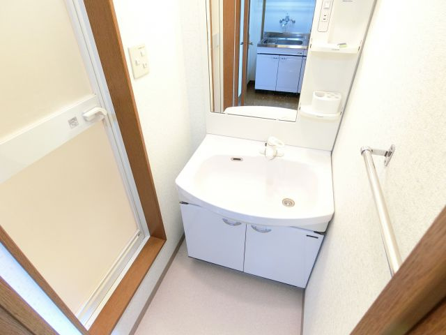 エステラグーナ七番館の洗面所|同物件別部屋