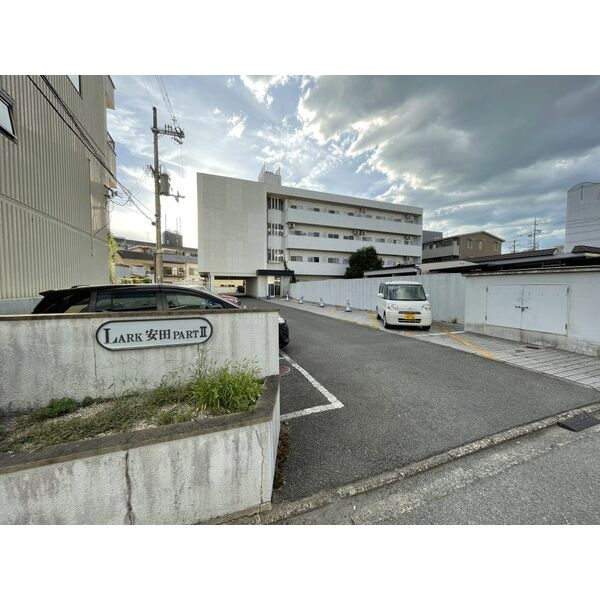 ラーク安田PARTⅡのエントランス