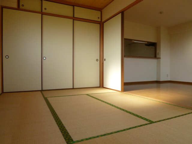 グリーンマンション【キャッシュバック対象物件】の和室|明るい和室です