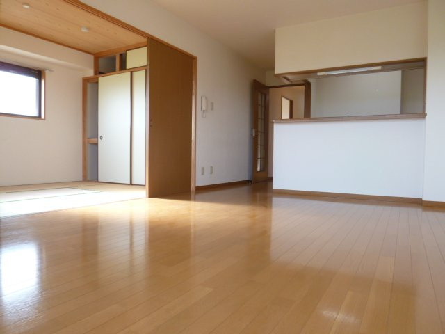 グリーンマンション【キャッシュバック対象物件】の居間・リビング|ゆったりとした居間です