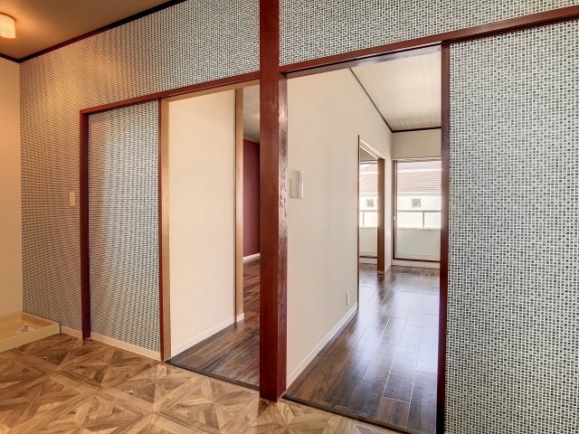 ワインレッド、マジックの玄関|2つの洋室は扉で仕切ることができます