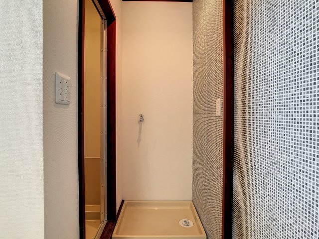 ワインレッド、マジックの設備|洗濯機置き場