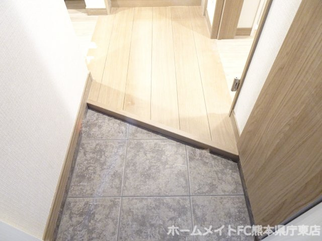 熊本市中央区九品寺３丁目のアパートの玄関