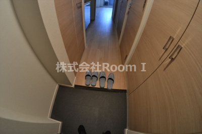 【玄関】 | プレサンス玉造駅前ルージュ | 明るい玄関です
(反転タイプ）