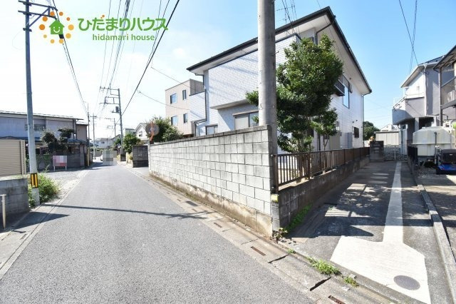 西区西大宮3丁目　中古一戸建ての前面道路含む現地写真
