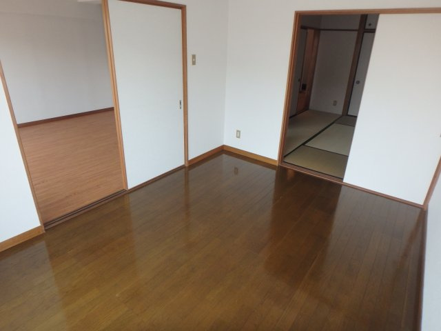 ユートピアタウン北館の洋室|南側洋室