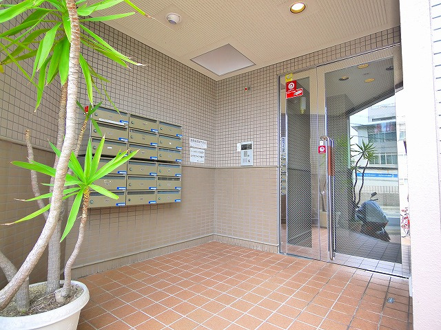 フィールドマンションのその他共用部分|オートロック付きです。