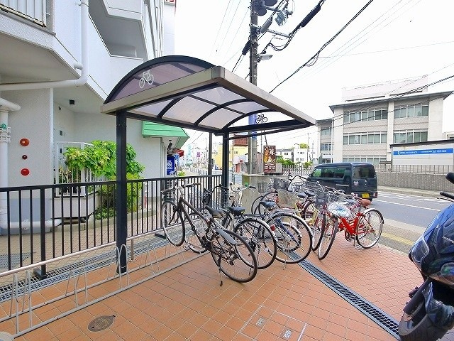フィールドマンションのその他共用部分|屋根付きの駐輪場です。