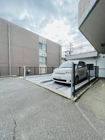 ファーネスト西新南の駐車場