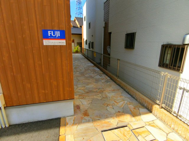 スリーハーブズ狭山2番館のエントランス