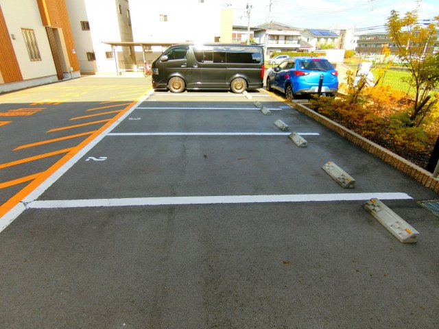 スリーハーブズ狭山2番館の駐車場