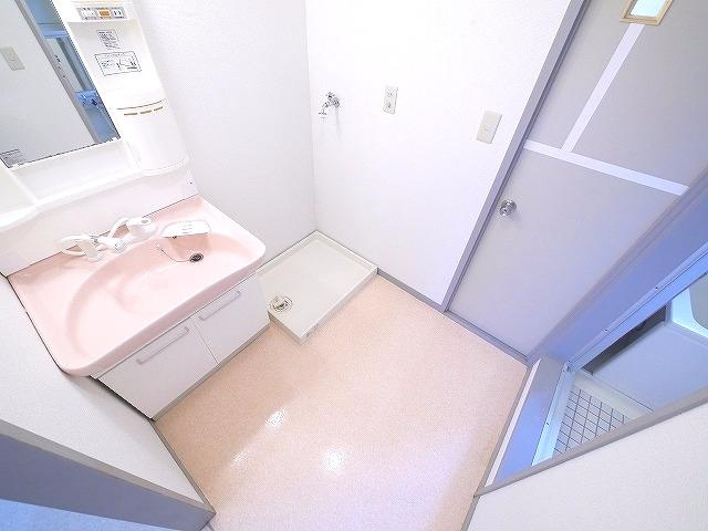 ヴィルドミール富雄の設備|スペースが確保できる洗面所です