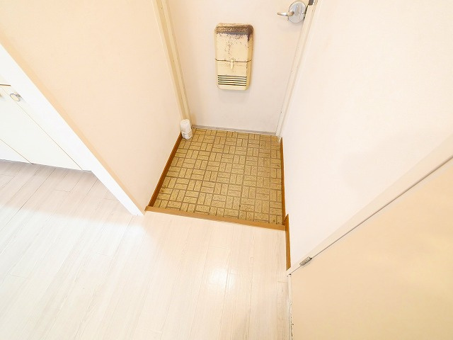 河辺ハイライフコーポの玄関