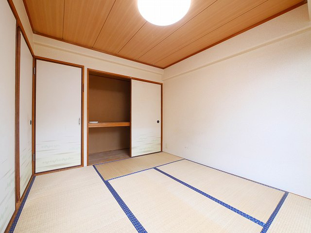 河辺ハイライフコーポの和室