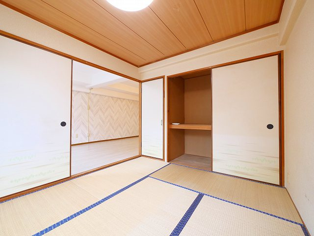 河辺ハイライフコーポの和室