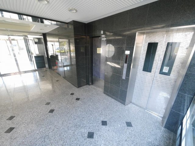プレステージ大久保駅前のエントランス