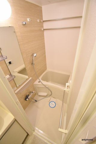 コンフォリア江坂　仲介手数料無料の浴室