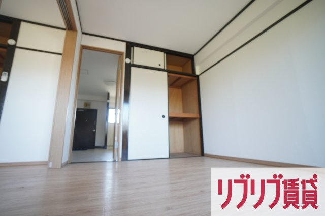 サニング本町の洋室