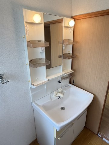 助川戸建の洗面所