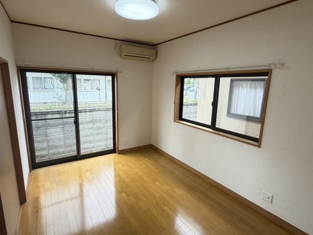 助川戸建の洋室