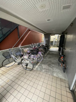 【その他共用部分】 | 敷地内に駐輪場を完備しています！自転車はちょっとした移動手段に便利ですよね！