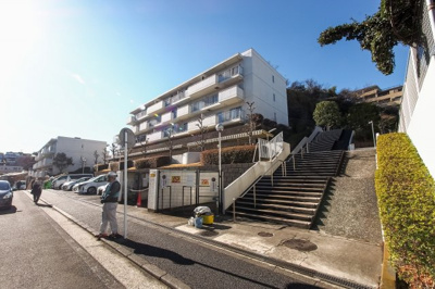 【外観】 | ヒルズ横浜南ガーデニア５号棟 | 総戸数１２７戸、１９８４年３月築、管理人は日勤勤務につき管理体制良好です♪
