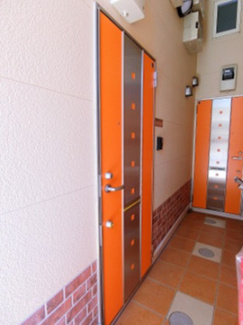 【その他共用部分】 | 共用廊下です♪雨に濡れずにお部屋に入ることができ、荷物が多い日も便利ですね☆