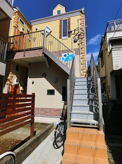 【外観】 | 築浅の2階建てアパートです♪南武線「中野島」駅より徒歩圏内！スーパーやドラッグストアが近くて便利な住環境です☆