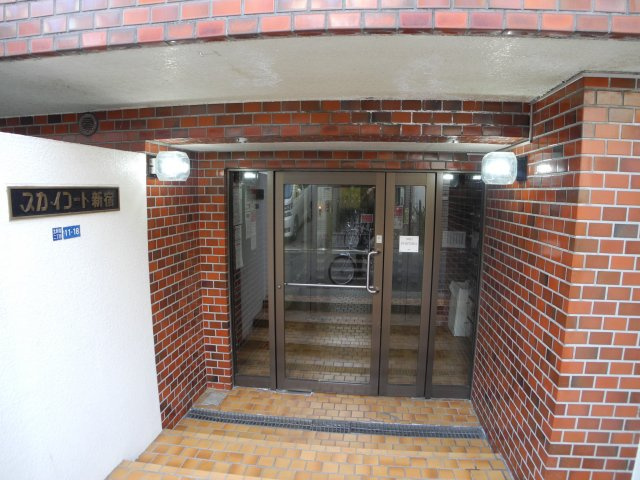 スカイコート新宿のエントランス