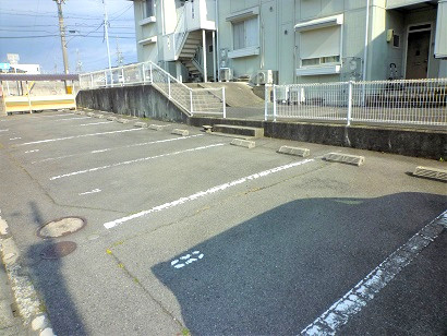 ハイツつくもりざかの駐車場