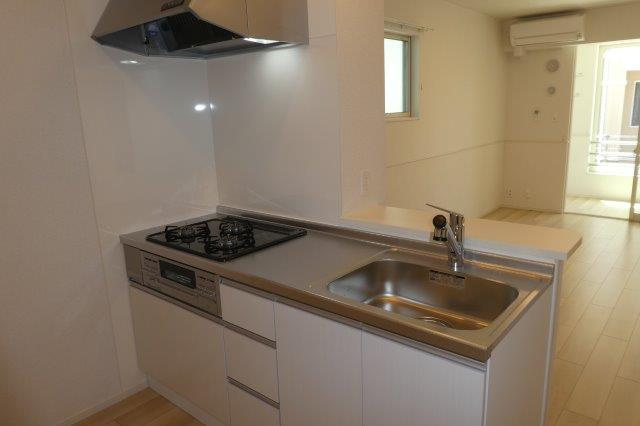 バーミィ・イツキBのキッチン|３口ガスコンロ付システムキッチン