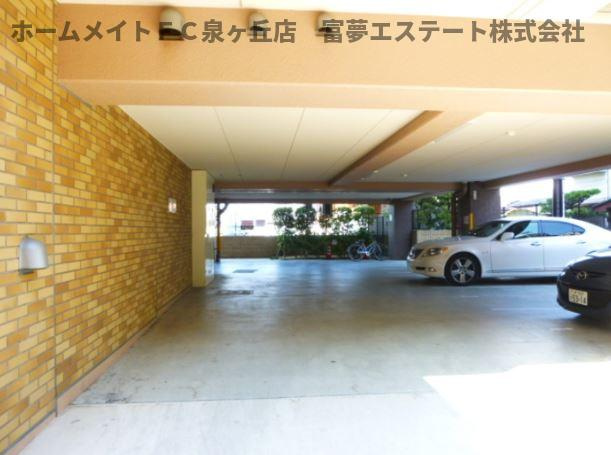 リヴェール鳳の駐車場