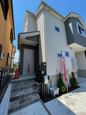 【外観】 | ♪家・具・付・販・売♪仲介手数料不要／ご見学OK！綾瀬市深谷中６丁目新築 | 玄関前に外水栓がありますので、室内に入る前の手洗いやお車の洗車等にも便利です。