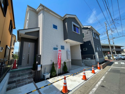 【外観】 | ♪家・具・付・販・売♪仲介手数料不要／ご見学OK！綾瀬市深谷中６丁目新築 | 車種によりますが玄関前にも車が駐車できますが、それ以外であれば自転車・バイクの駐輪場としても活用できます！