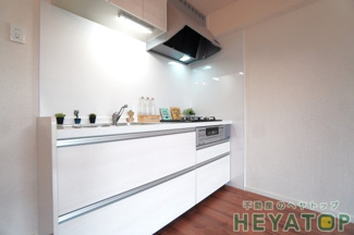 【キッチン】 | ３口ガスシステムキッチン（雑貨は付きません）